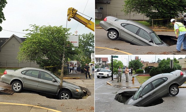 Mobil Terjerembab ke Lubang Akibat Jalan Ambrol